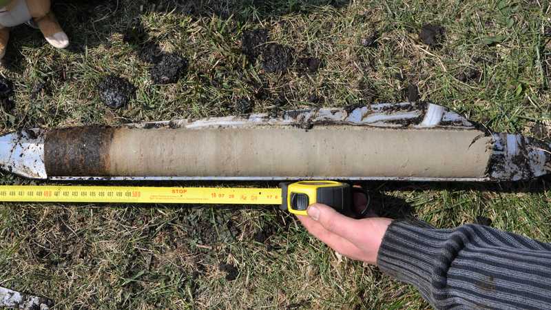 Přechod organického a minerálního sedimentu na lokalitě Pukiv na Ukrajině (2019). Přechod organického a minerálního sedimentu na lokalitě Pukiv na Ukrajině (2019).