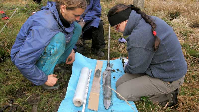 Popisování sedimentu z bývalého ledovcového jezera, Stará jímka, Šumava (2013) Popisování sedimentu z bývalého ledovcového jezera, Stará jímka, Šumava (2013)