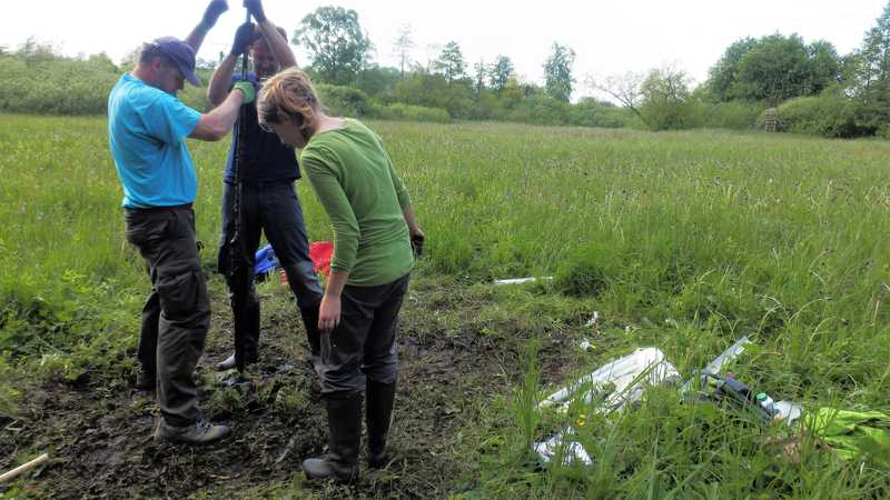 Odběr sedimentu na lokalitě Koutské a Zábřežské louky (2013). Odběr sedimentu na lokalitě Koutské a Zábřežské louky (2013).